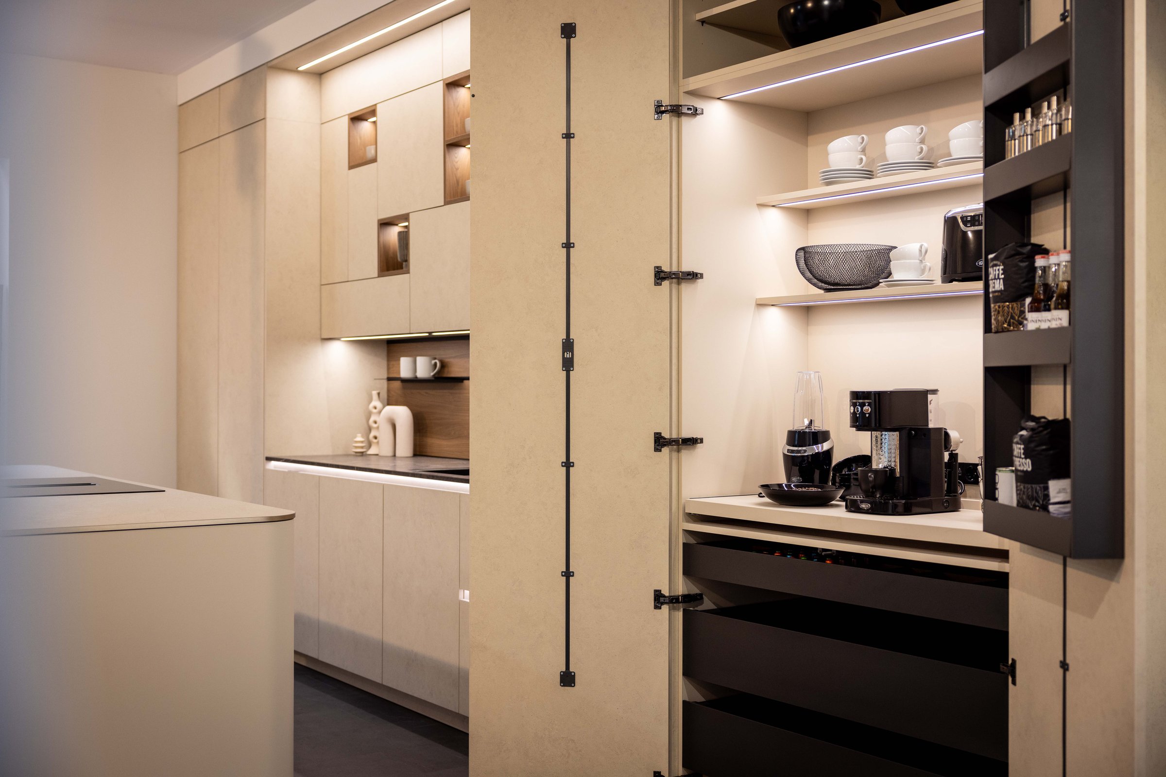 Rotpunkt Kaffeestation und Schrankorganisation