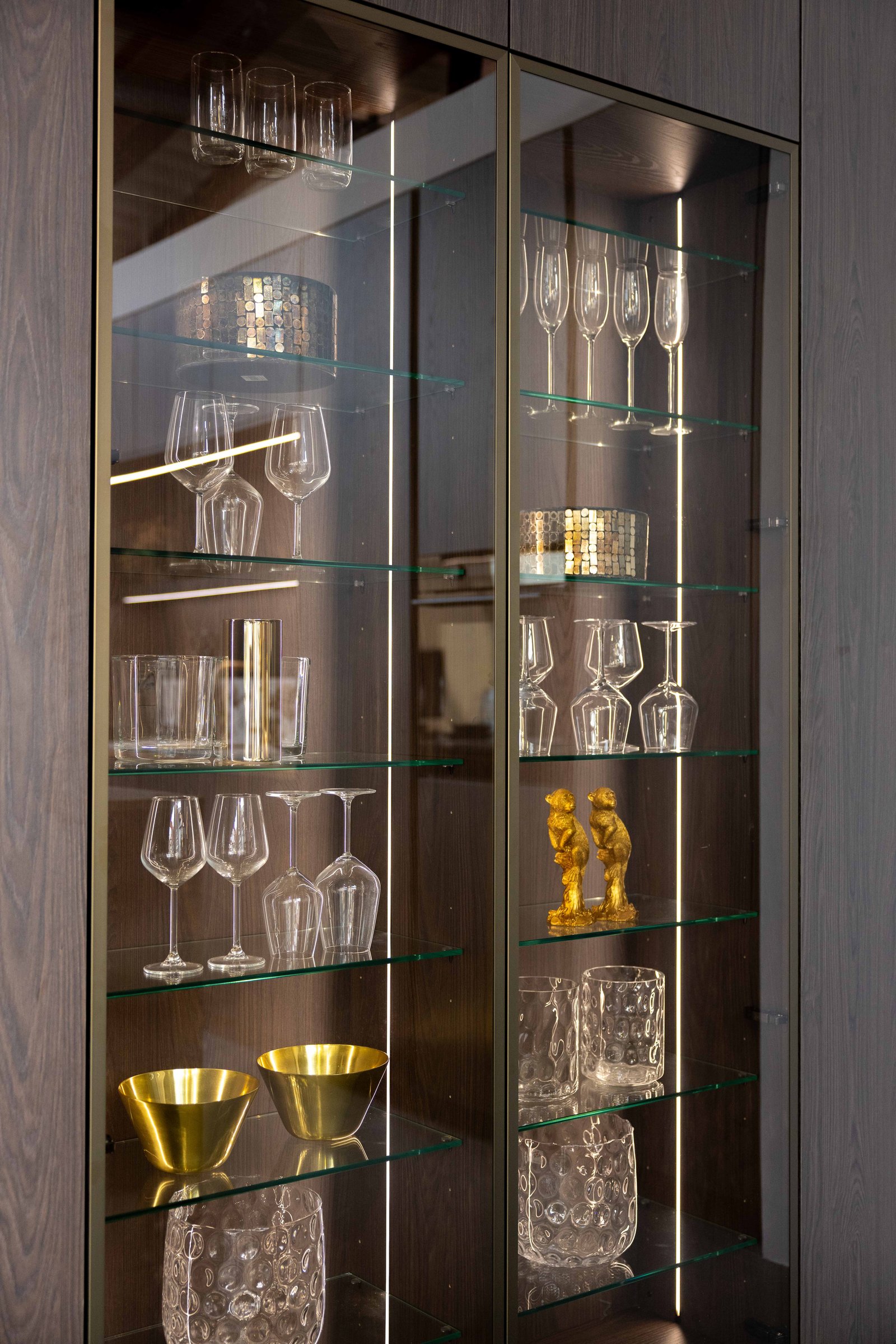 Rotpunkt Glasvitrine mit beleuchteten Gläsern
