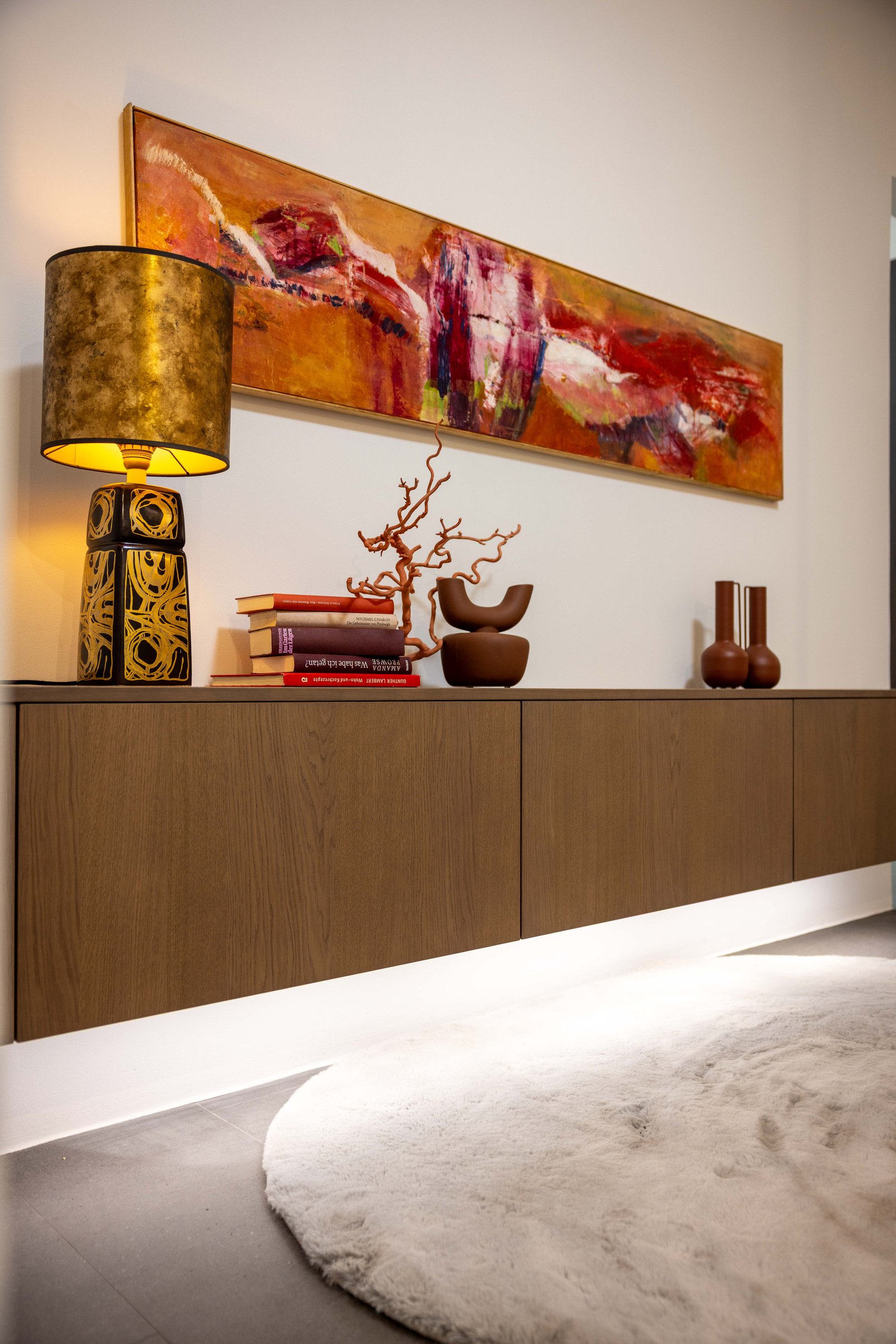 Rotpunkt Sideboard mit Kunstbild und Lampe
