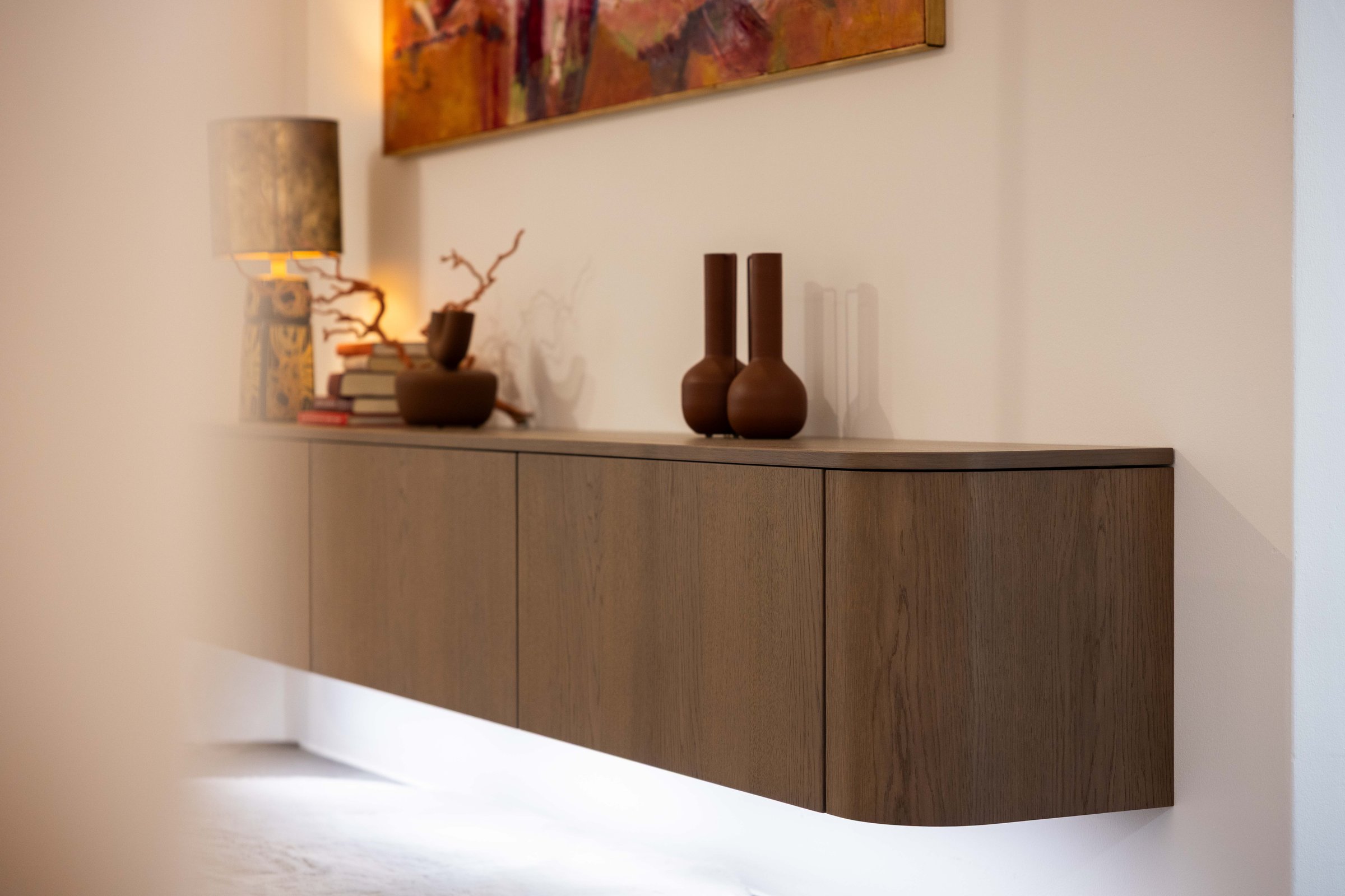 Rotpunkt schwebendes Sideboard clean